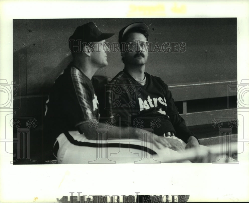 1989 Press Photo Astros' manager Art Howe has a work with pitcher Bob Knepper.- Historic Images