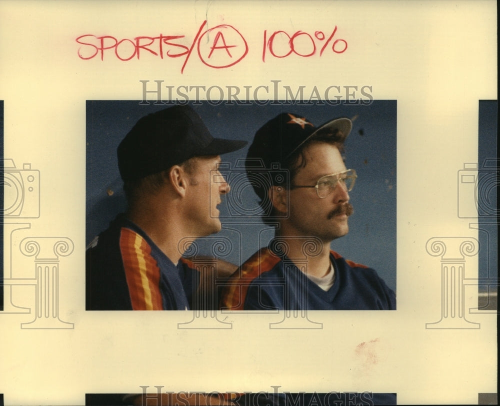 1989 Press Photo Houston Astros' manager Art Howe talks with pitcher Bob Knepper- Historic Images