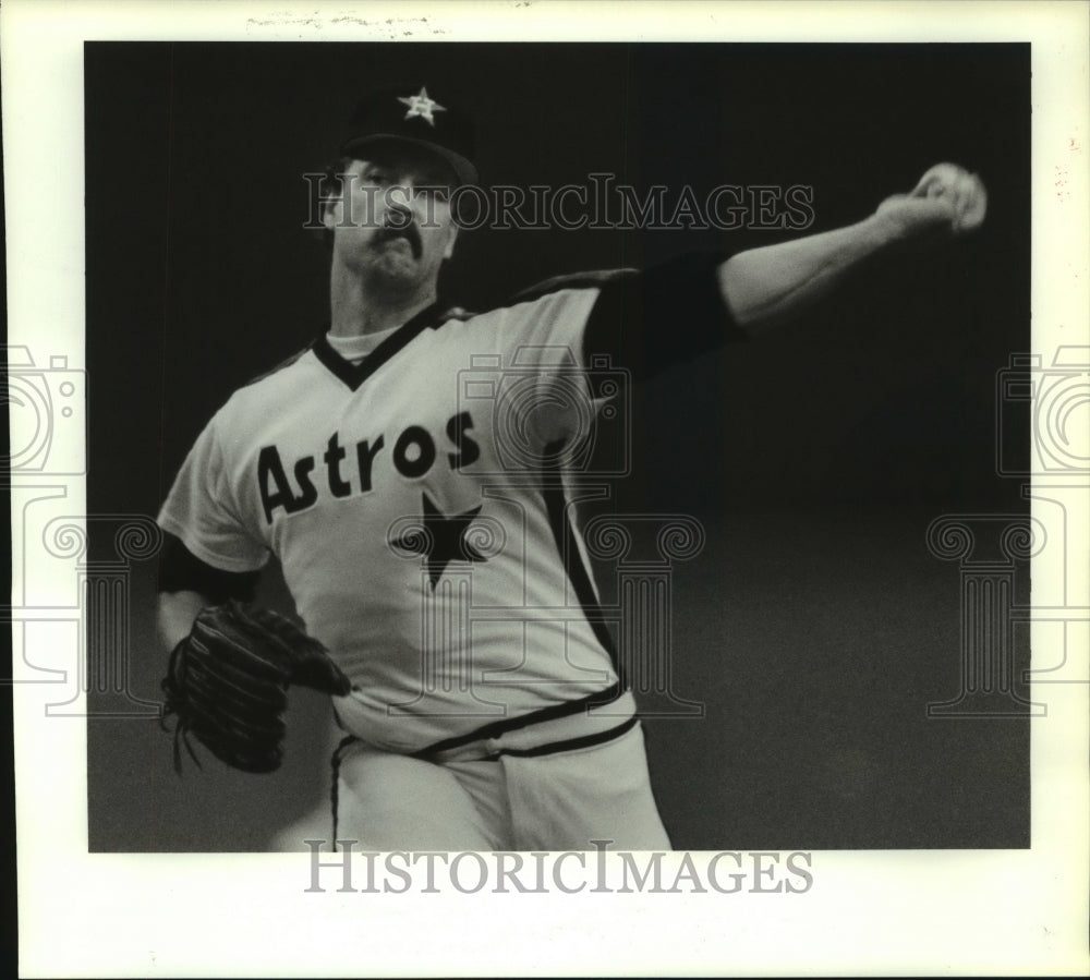 1988 Press Photo Houston Astros' pitcher Bob Knepper fires to the plate in game.- Historic Images
