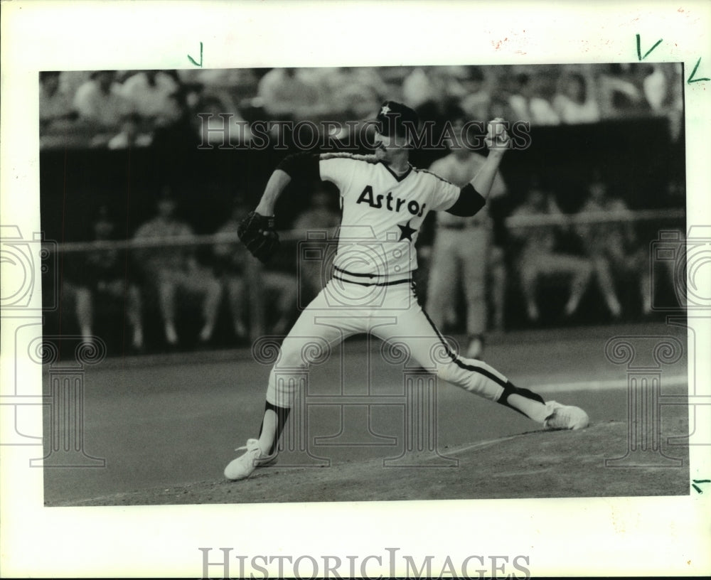 1988 Press Photo Houston Astros' pitcher Bob Knepper delivers a pitch.- Historic Images