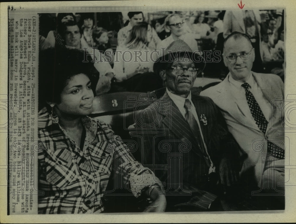 1973 Press Photo Baseball commissioner Bowie Kuhn with Herbert Aaron at game.- Historic Images