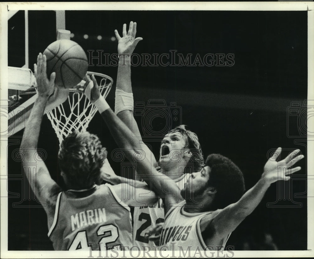 1978 Press Photo A pair of Houston Rockets basketball players leap to block shot- Historic Images