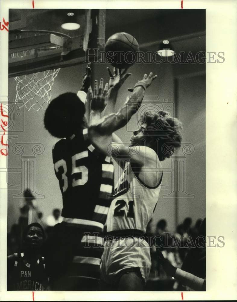 1980 Press Photo Kenneth Green blocks Bob Lafferty's shot during basketball game- Historic Images
