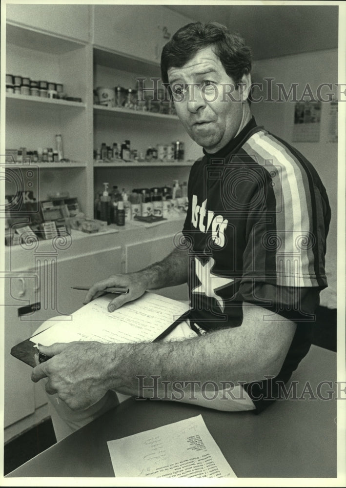 1981 Press Photo Houston Astros&#39; trainer Don Kiger looks over his notes.- Historic Images