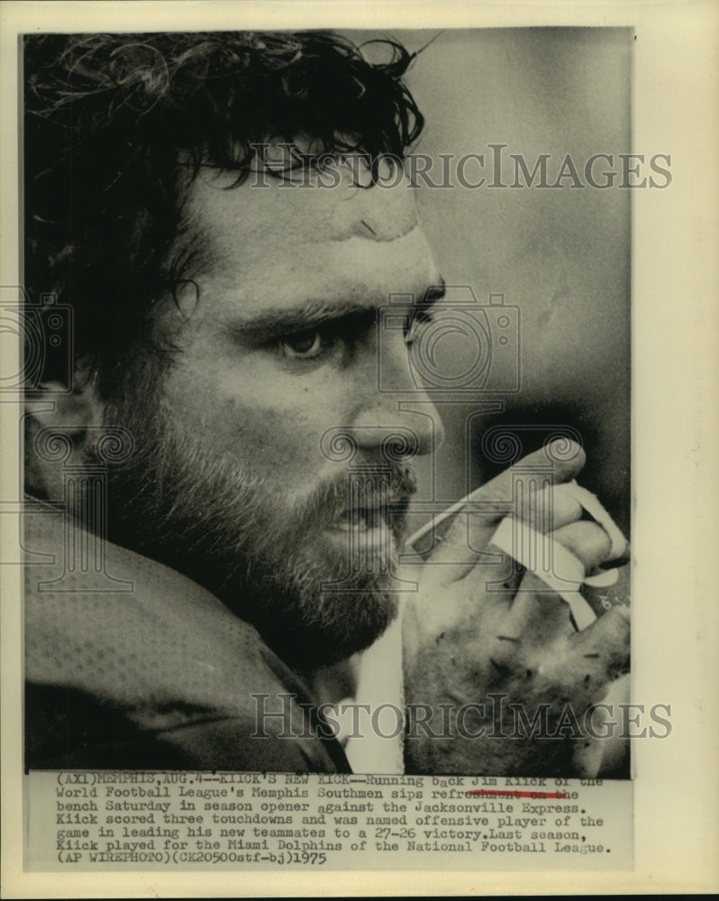 1975 Press Photo Memphis Southmen running back Jim Kiick rests on sideline.- Historic Images