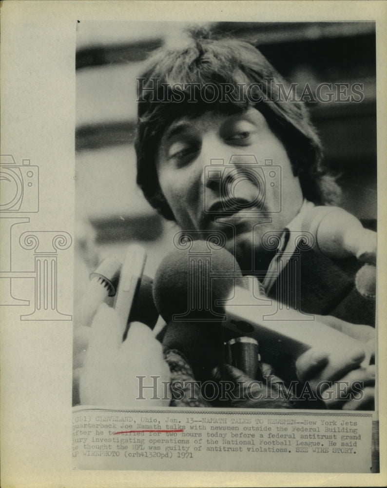 1971 Press Photo Joe Namath questioned leaving Federal Building in Cleveland, OH- Historic Images