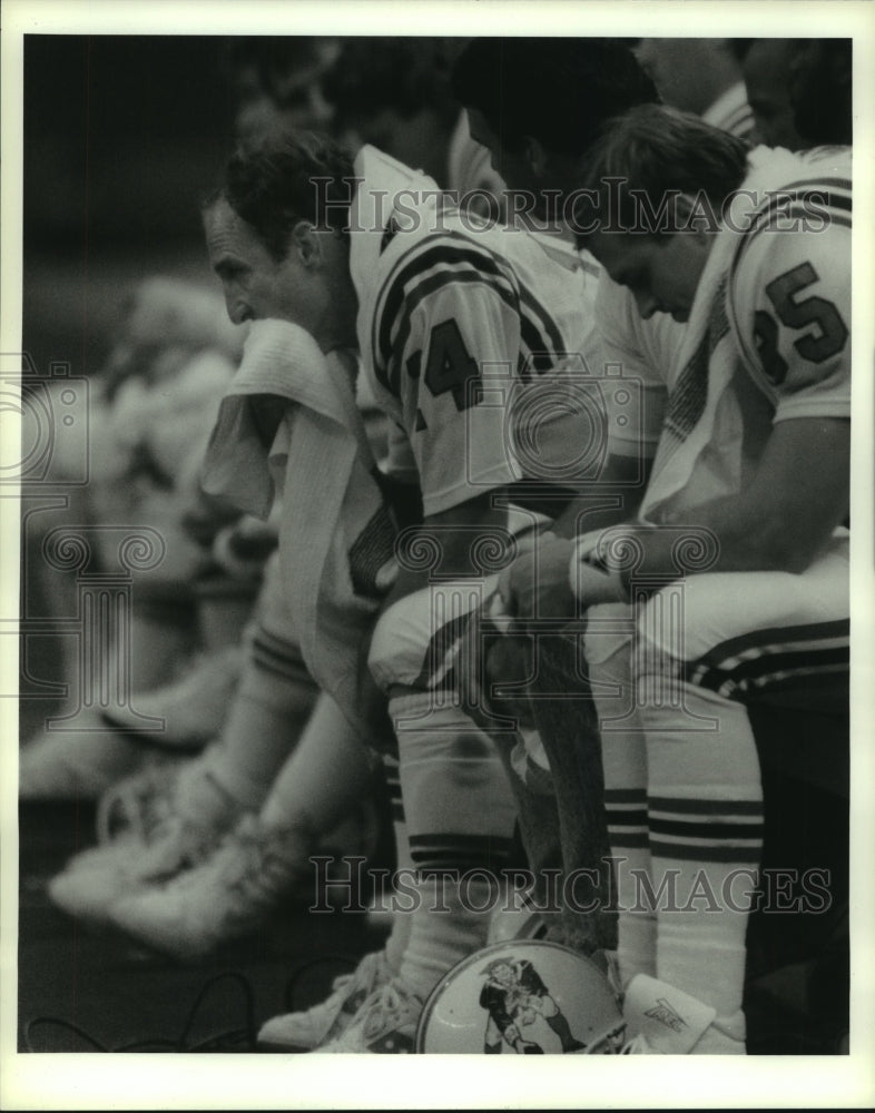 1988 Press Photo New England Patriots&#39; Steve Grogan, Steve Johnson sit on bench.- Historic Images