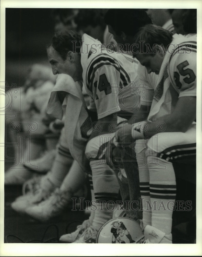 1988 Press Photo New England Patriots' Steve Grogan, Steve Johnson sit on bench.- Historic Images
