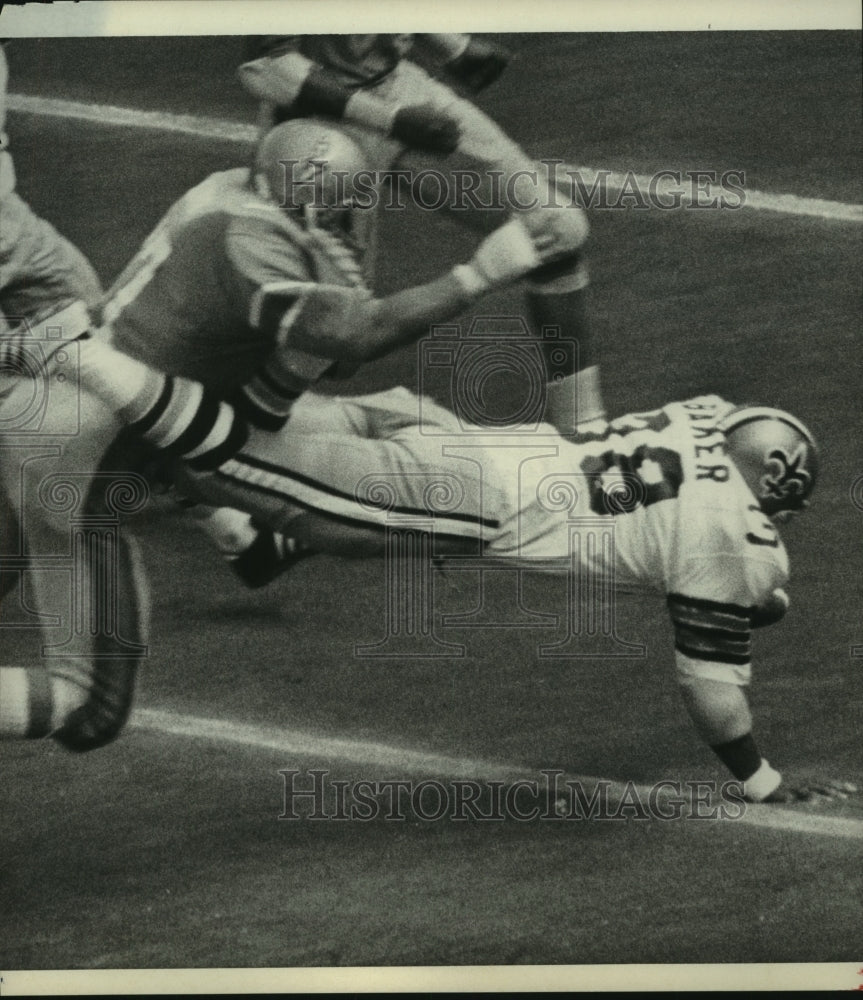1971 Press Photo New Orleans Saints Baker dives for extra yardage against Oilers- Historic Images