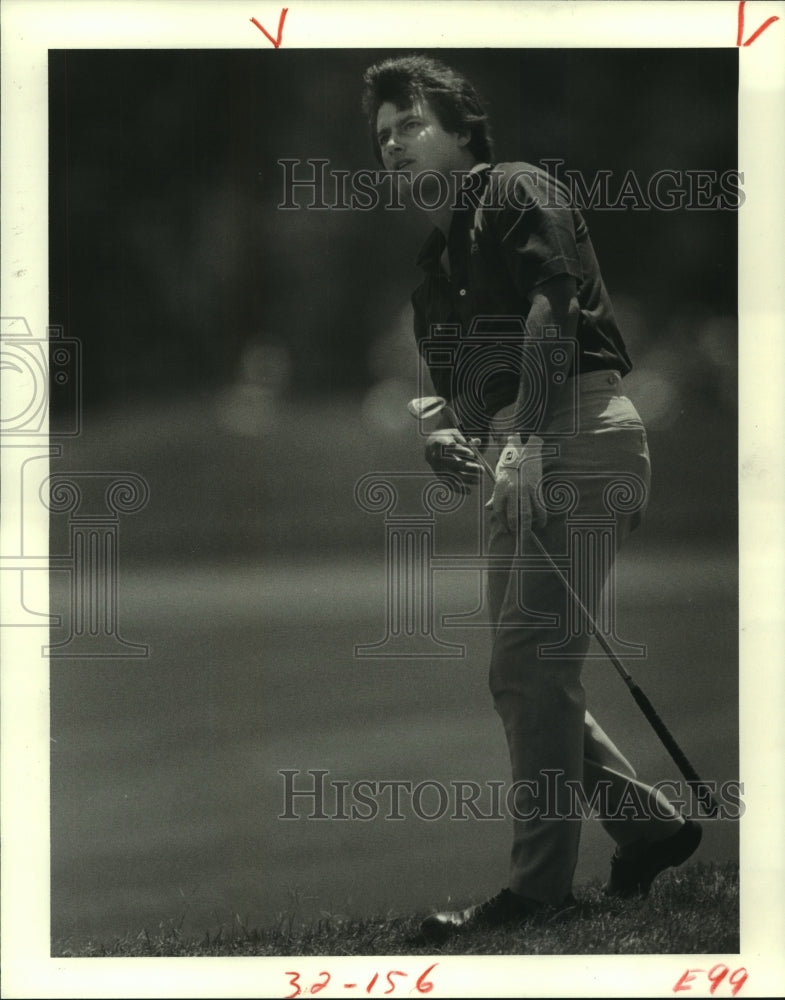 1983 Press Photo Golfer Jim Nelford watches approach on 18th green in Houston.- Historic Images