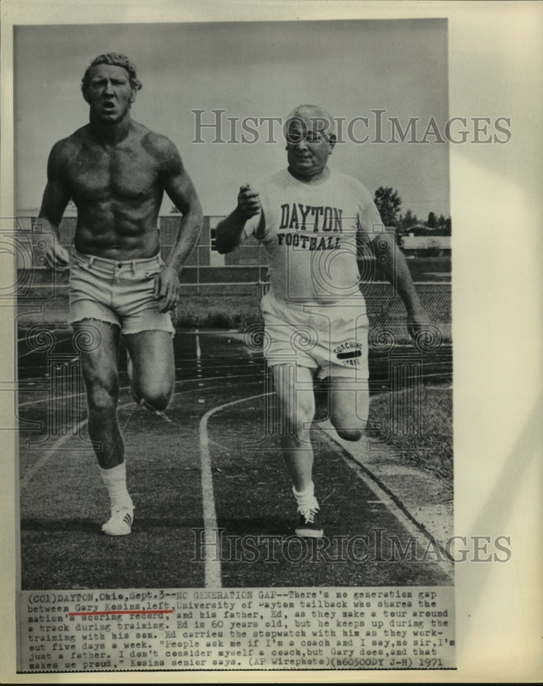 1971 Press Photo Dayton tailback Gary Kosins works out with father, Ed Kosins.- Historic Images