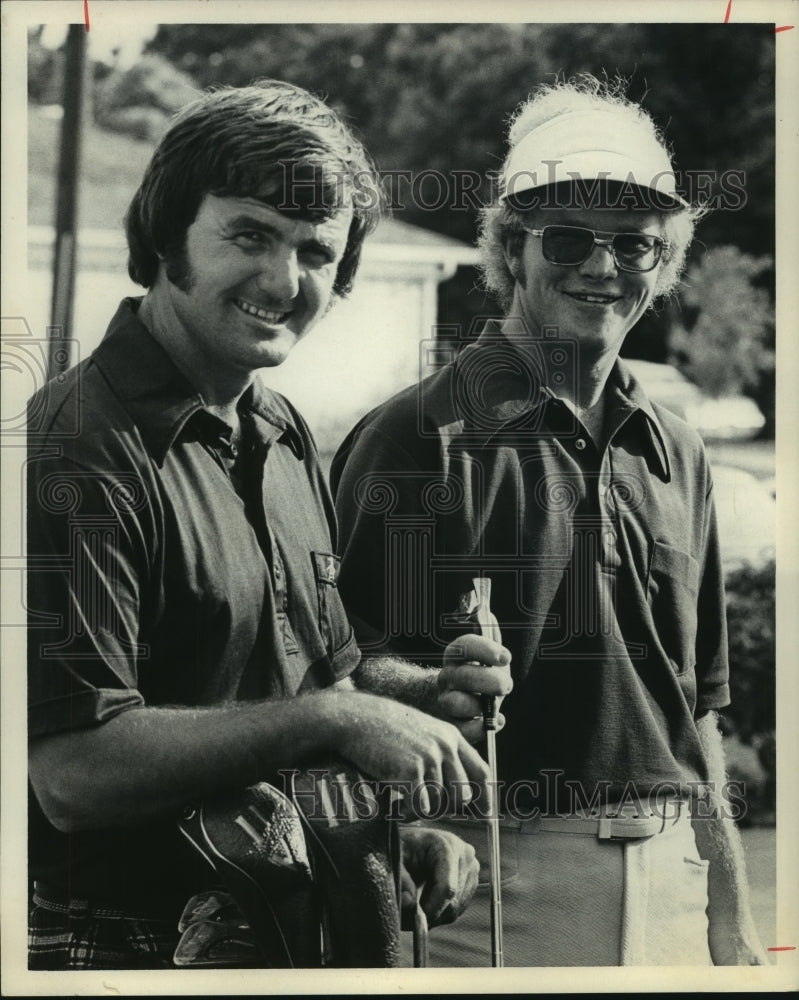 1974 Press Photo Wally Armstrong and Tom Kite Jr. share first round lead.at Open- Historic Images