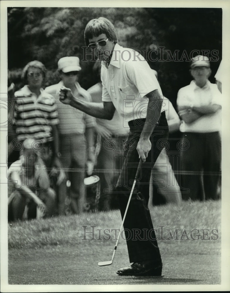 1977 Press Photo Pro golfer Bill Kratzert likes what he sees after put on #13.- Historic Images