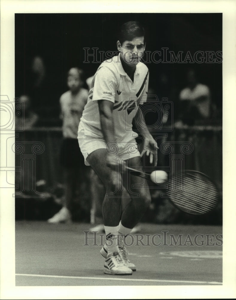 1986 Press Photo Pro tennis player Ramesh Krishnan hits backhand against Grubb.- Historic Images
