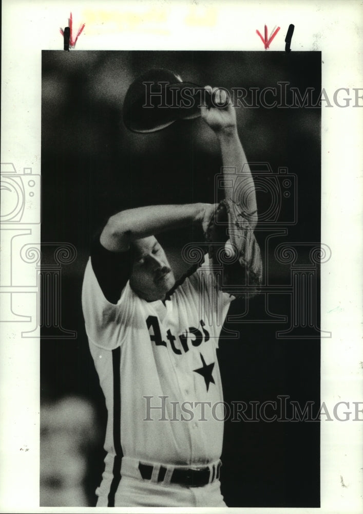 1989 Press Photo Houston Astros' pitcher Bob Knepper has a rough outing on mound- Historic Images