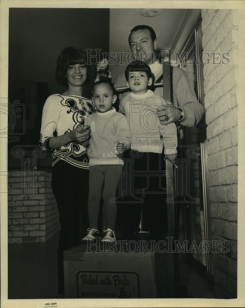 Press Photo Football Executive Don Klosterman and his family. - hcs10016- Historic Images