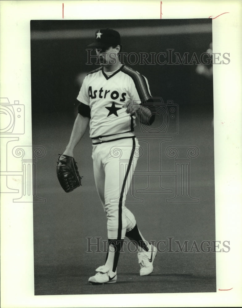 1988 Press Photo Houston Astros&#39; pitcher Bob Knepper walks off the field.- Historic Images