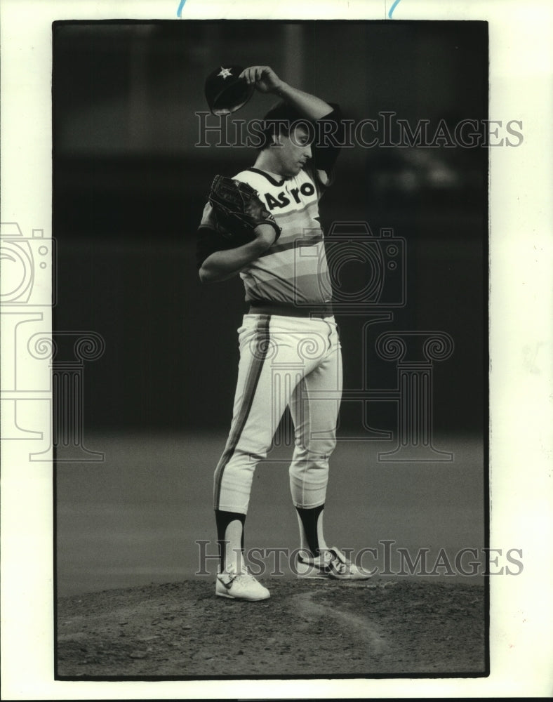 1986 Press Photo Houston Astros&#39; pitcher Bob Knepper wipes sweat from forehead.- Historic Images