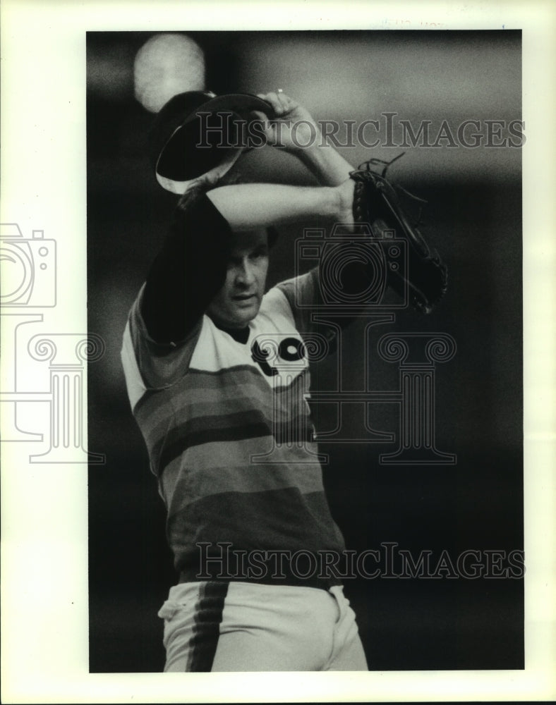 1986 Press Photo Houston Astros' pitcher Bob Knepper wipes his brow on the mound- Historic Images