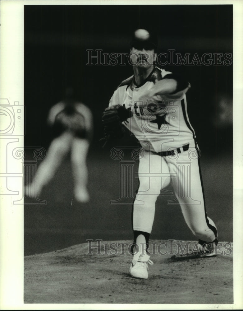 1989 Press Photo Houston Astros' pitcher Bob Knepper delivers a pitch to Reds.- Historic Images