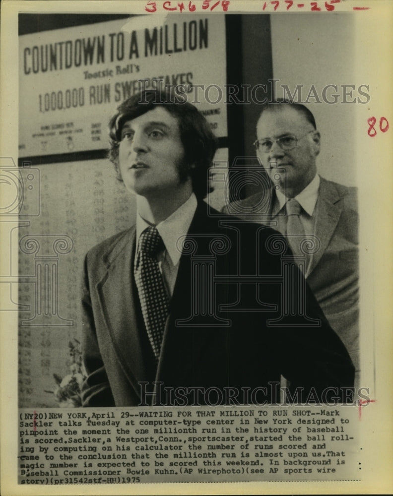 1975 Press Photo Mark Sackler, Bowie Kuhn announce millionth run in baseball.- Historic Images