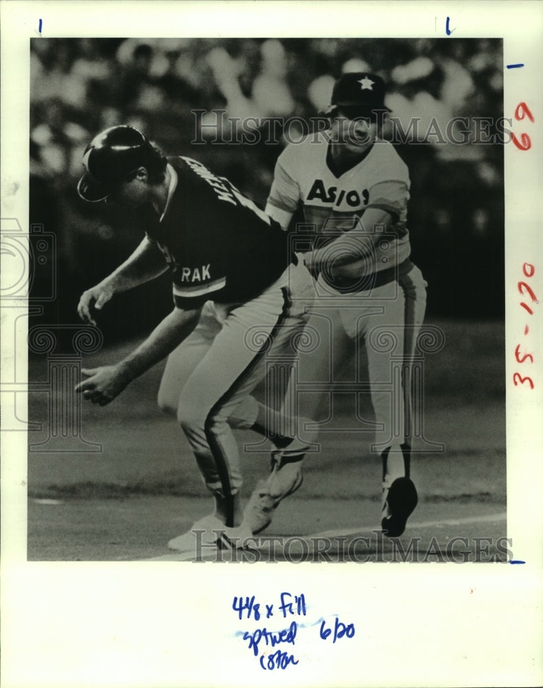 1984 Press Photo Astros&#39; Ray Knight tags Padres&#39; Terry Kennedy out. - hcs10046- Historic Images