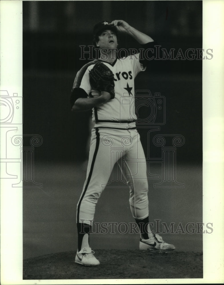 1987 Press Photo Houston Astros&#39; pitcher Bob Knepper looks domeward. - hcs10050- Historic Images