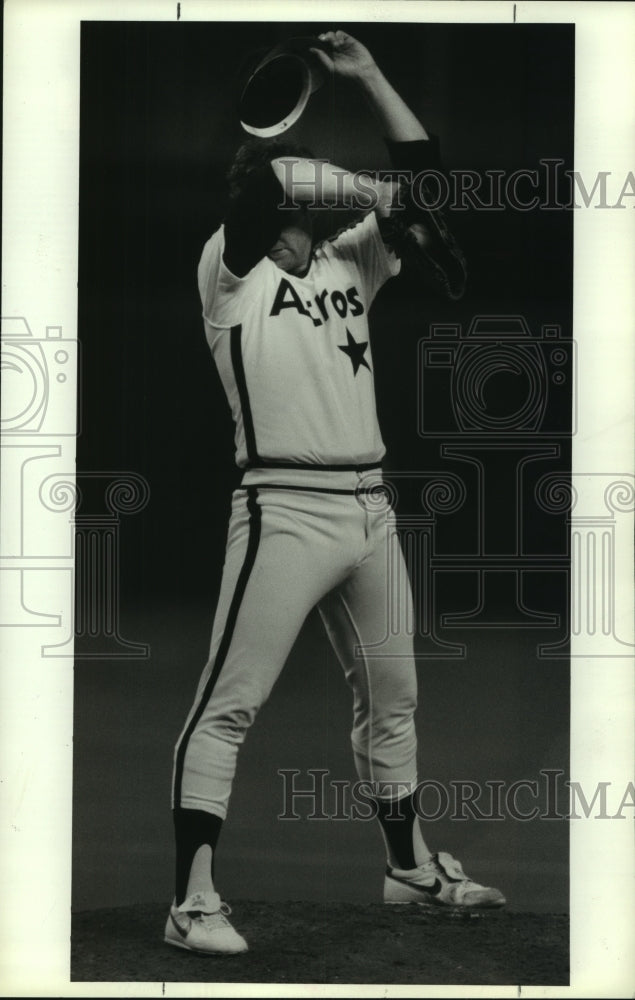 1987 Press Photo Houston Astros&#39; pitcher Bob Knepper wipes brow during game.- Historic Images