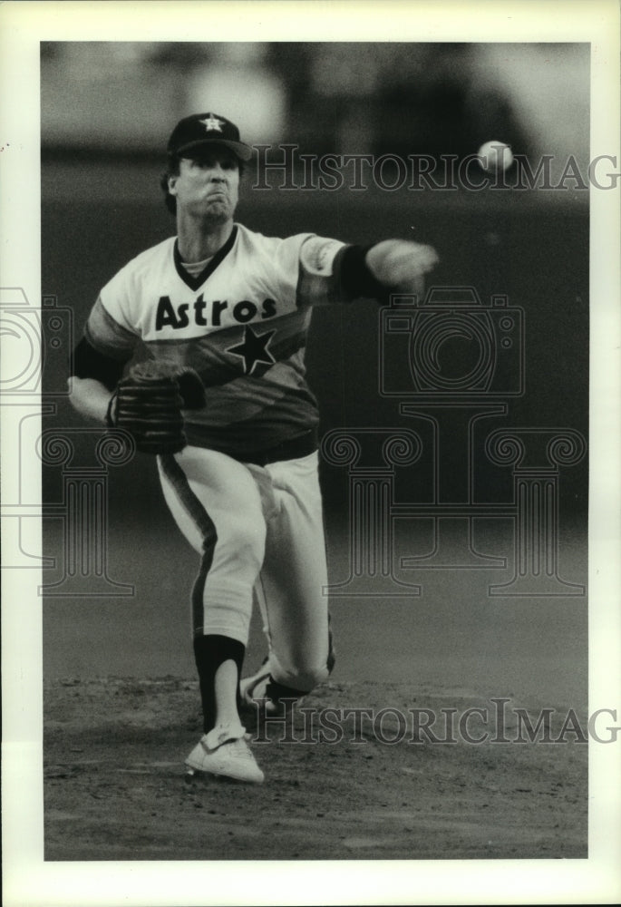1986 Press Photo Houston Astros' pitcher Bob Knepper fires a pitch toward plate.- Historic Images