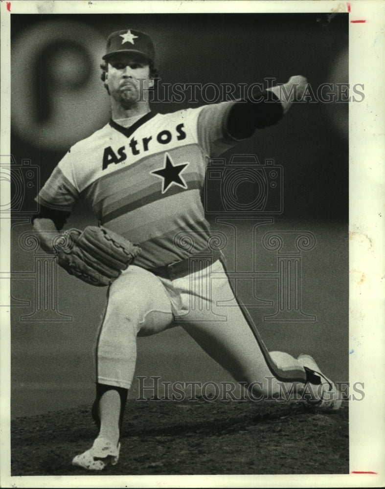 1985 Press Photo Astros&#39; pitcher Bob Knepper prepares to fire pitch toward plate- Historic Images