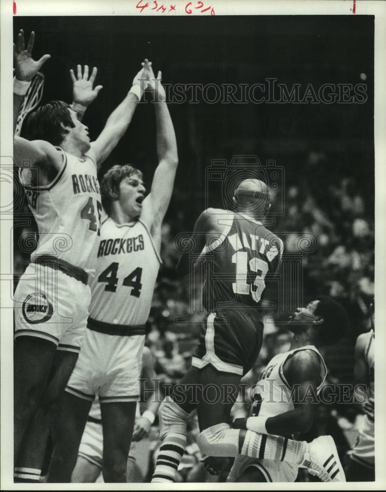 1976 Press Photo Houston Rockets&#39; Kevin Kunnert helps put up defensive wall.- Historic Images