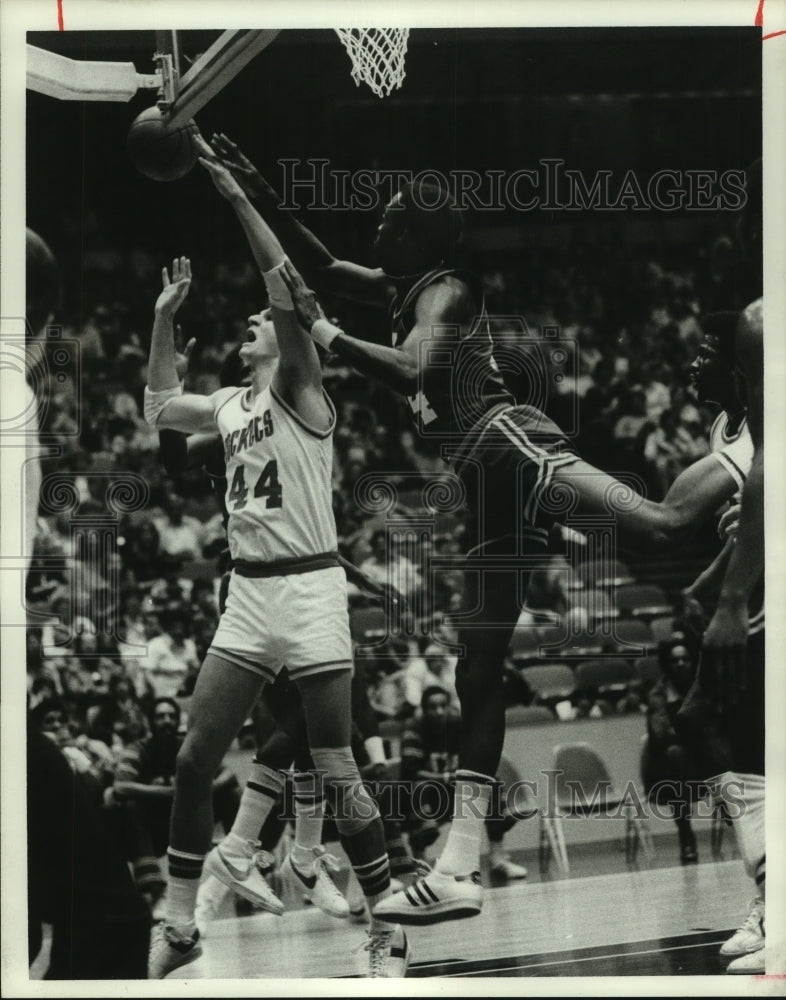 1977 Press Photo Rockets&#39; Kevin Kunnert leaps for a rebound in recent game.- Historic Images