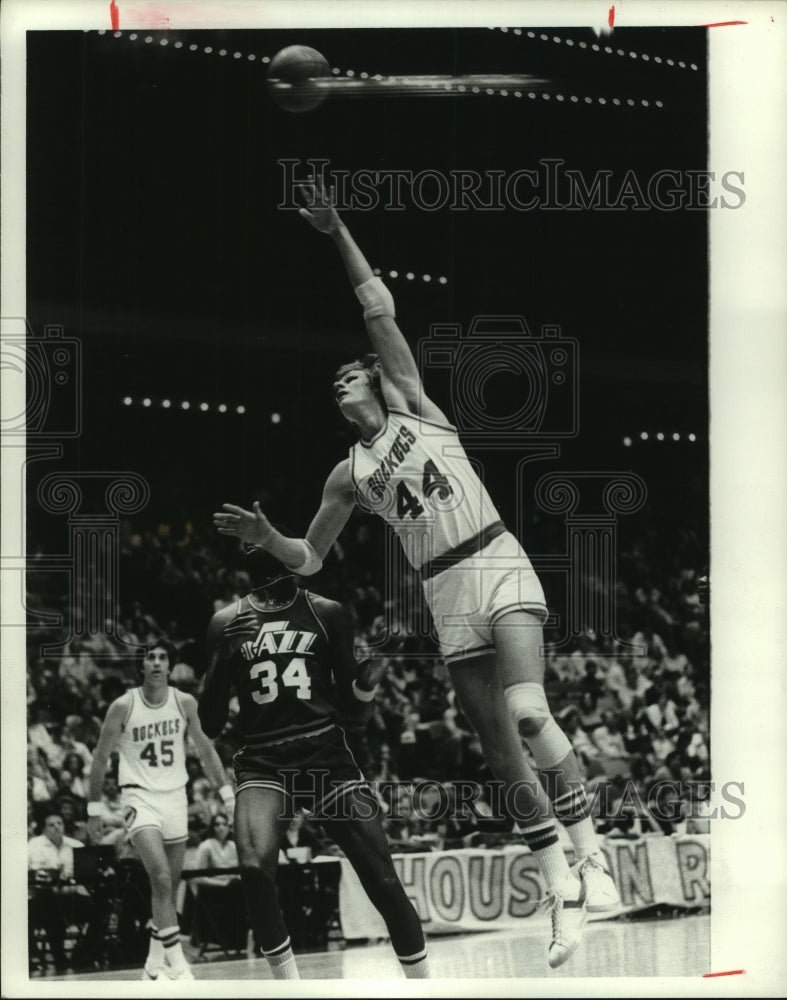 1977 Press Photo Rockets&#39; Kevin Kunnert attempts a hook shot against the Jazz.- Historic Images