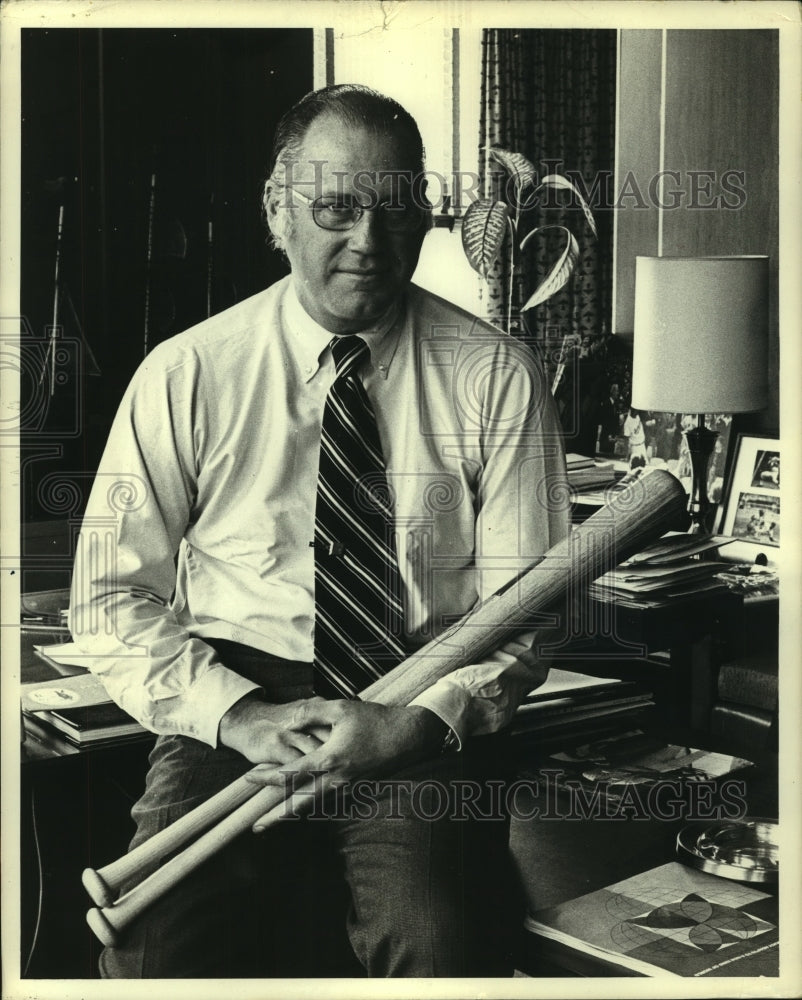 Press Photo Baseball Commissioner Bowie Kuhn holds bats as he poses for photo.- Historic Images