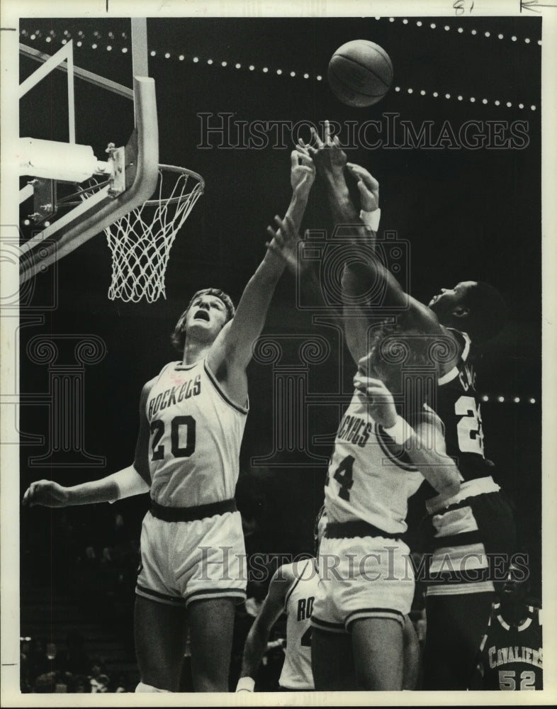 1976 Press Photo Houston Rockets&#39; Kevin Kunnert fights for rebound against Cavs.- Historic Images