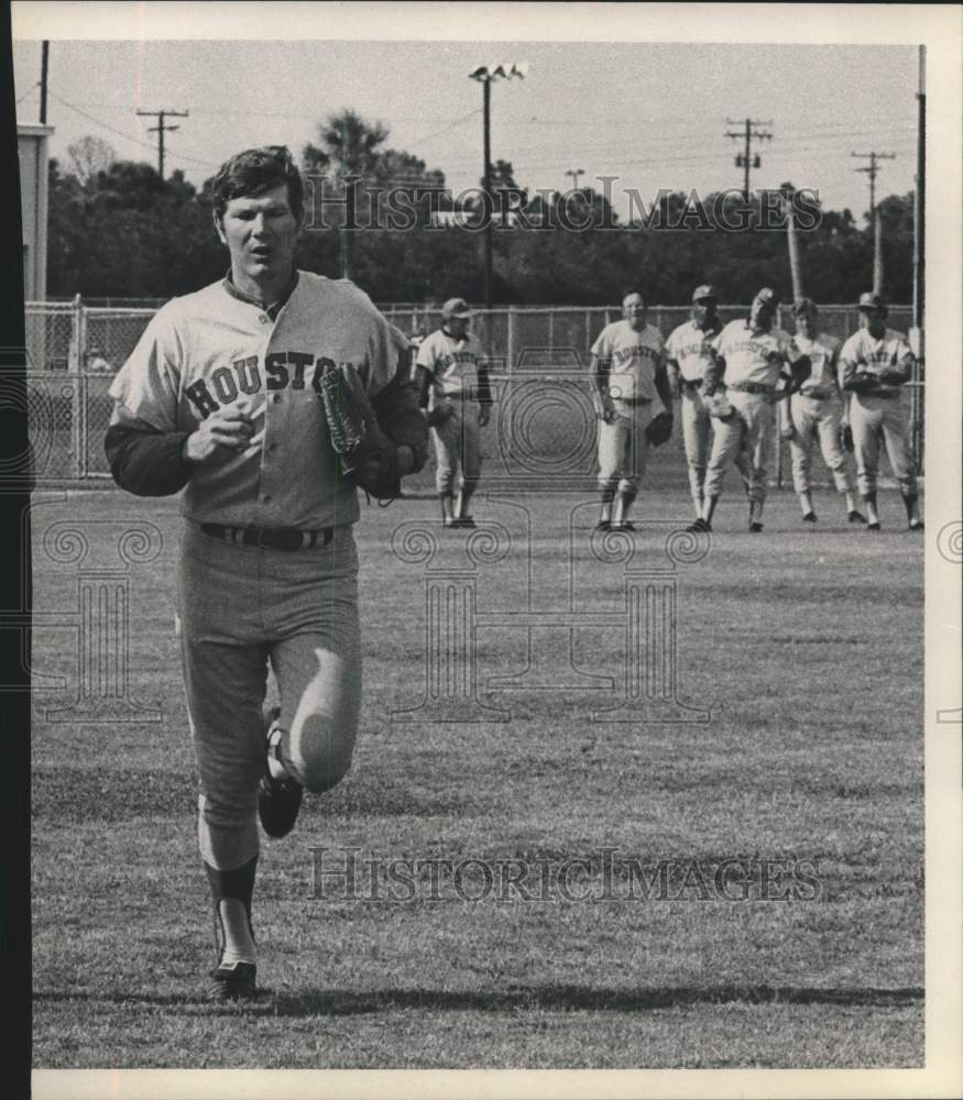 1972 Press Photo Houston baseball player Ken Forsch runs during practice- Historic Images