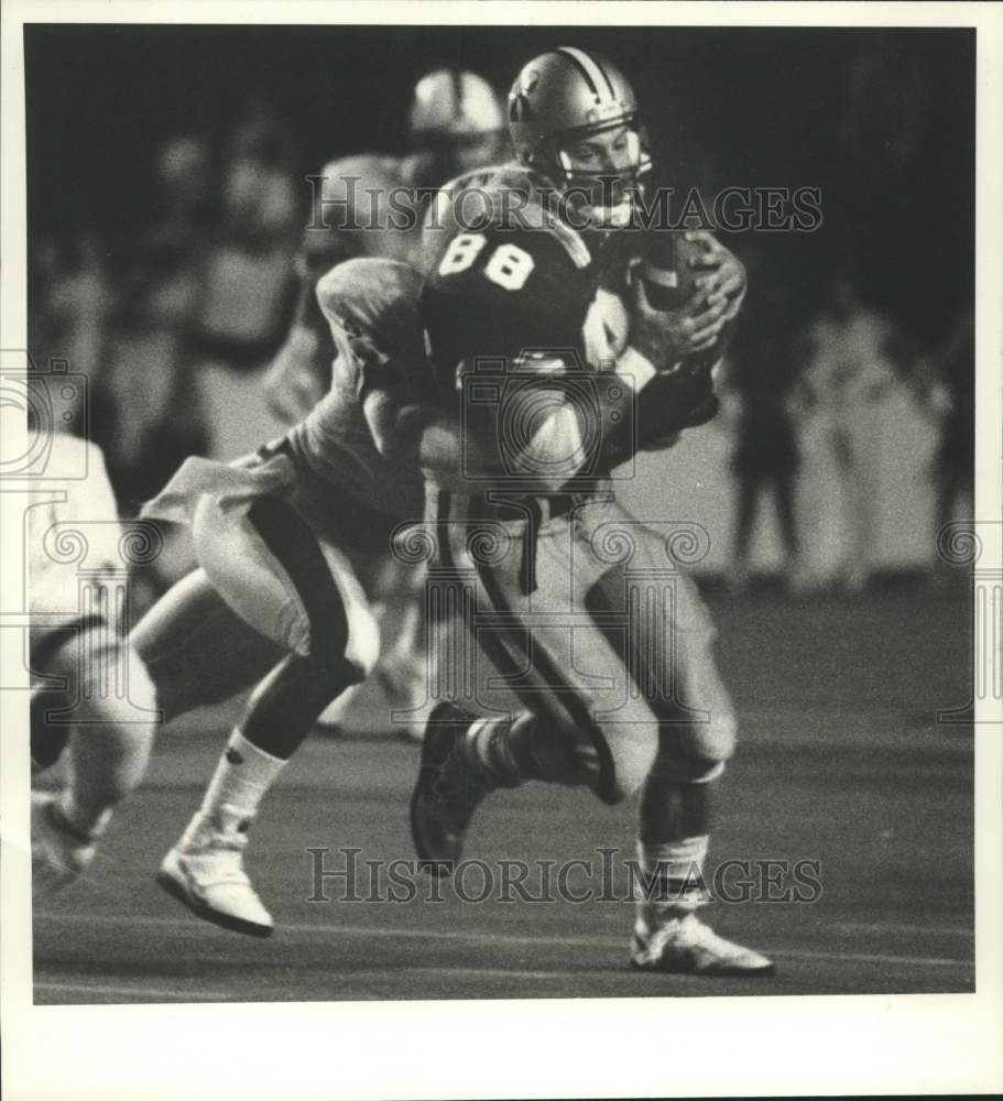 1986 Press Photo Greg Hagan nailed by Courtney Cravin during football game- Historic Images