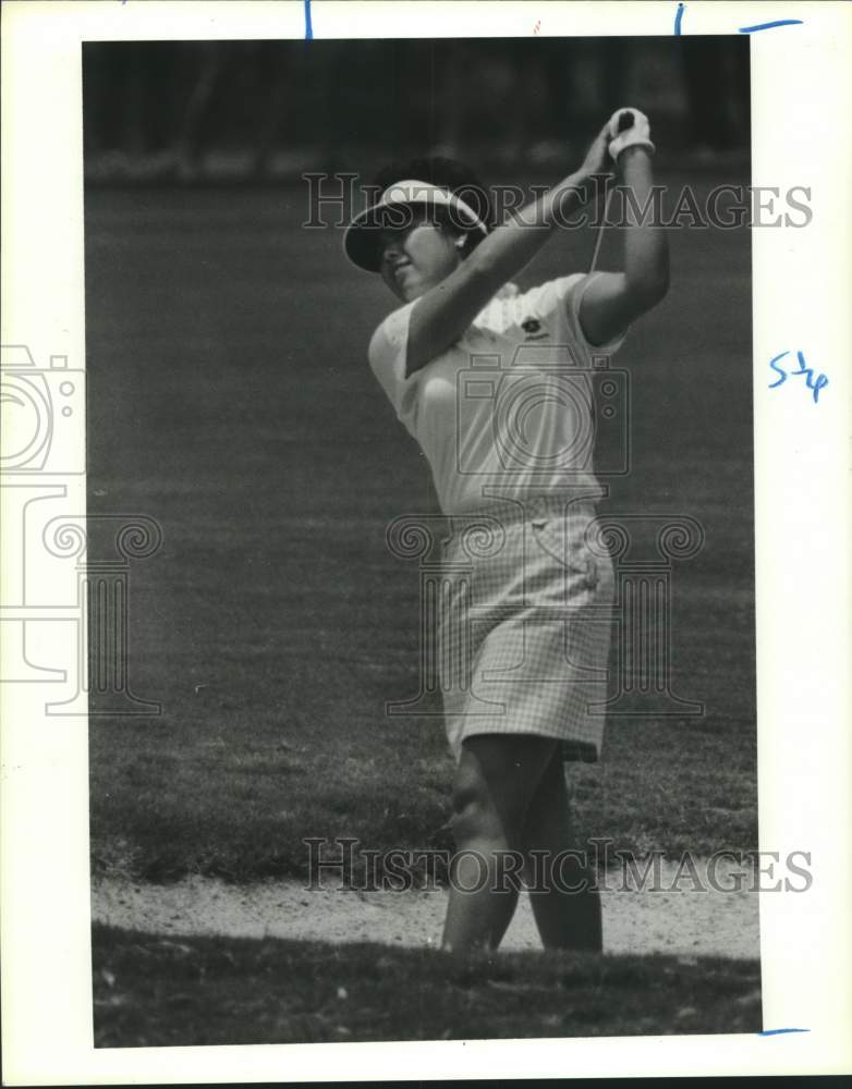 1985 Press Photo Golfer Ayako Okamoto blasts out of trap in game - hcs10122- Historic Images