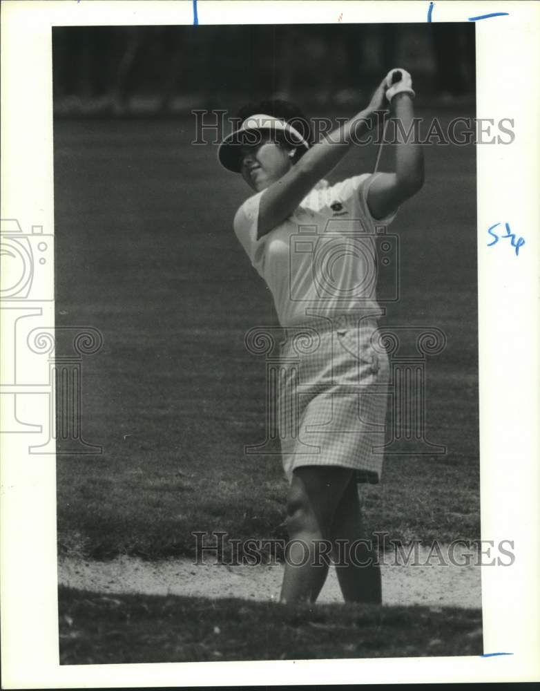 1985 Press Photo Golfer Ayako Okamoto blasts out of trap in game - hcs10122- Historic Images