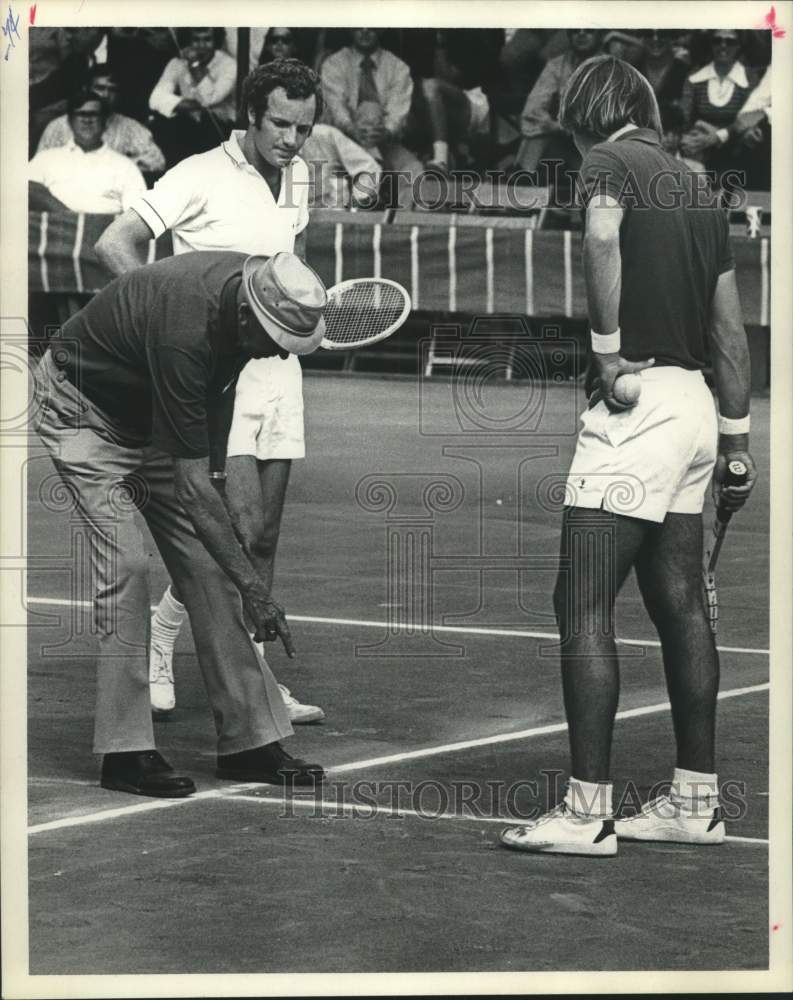 1972 Press Photo Line umpire shows Tom Okker and Alexander where tennis ball hit- Historic Images