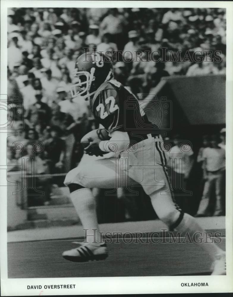 1986 Press Photo Oklahoma&#39;s David Overstreet grabs the ball during game- Historic Images