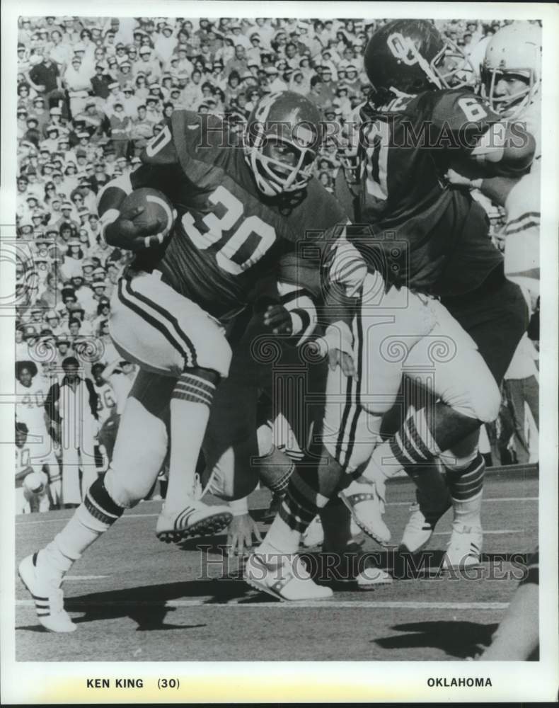 1986 Press Photo Oklahoma&#39;s Ken King runs to avoid tackle during football game- Historic Images