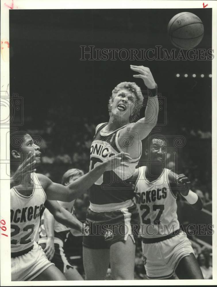 1983 Press Photo Jack Sikma battles Rockets players for basketball at The Summit- Historic Images