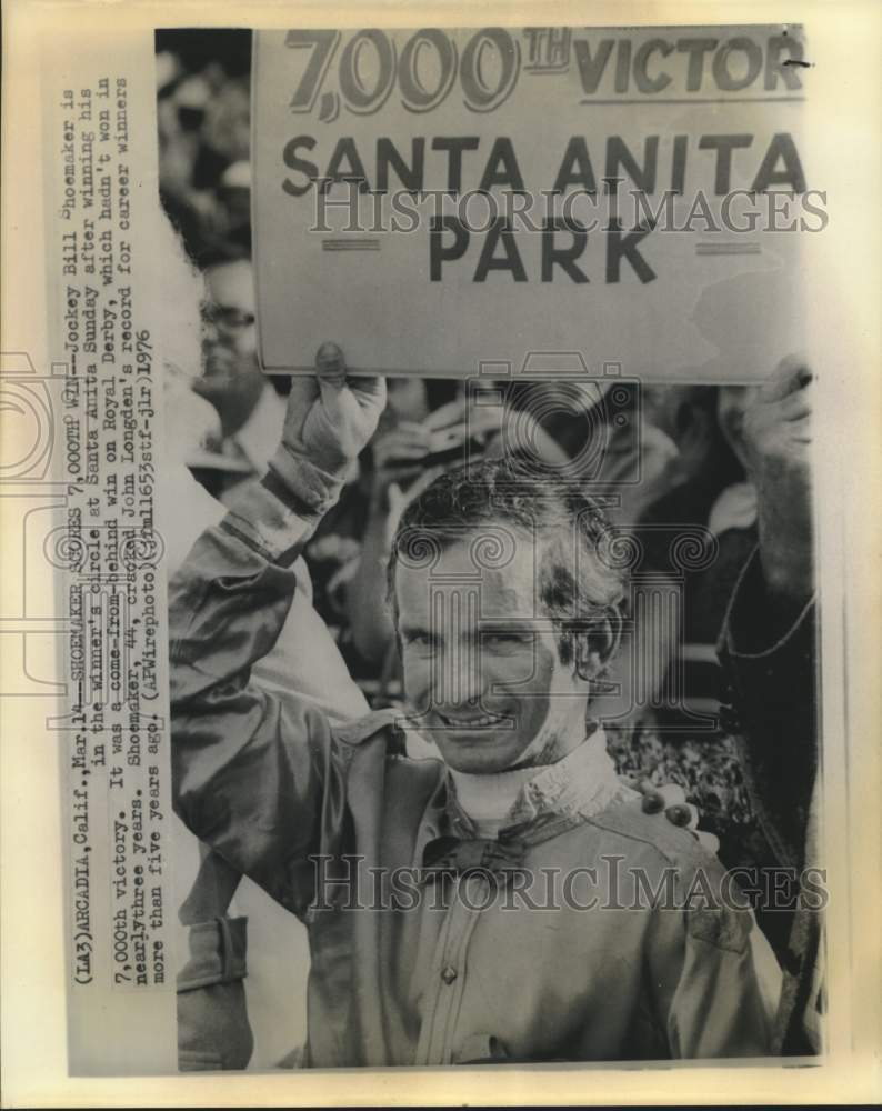 1976 Press Photo Jockey Bill Shoemaker in the winner's circle at Santa Anita- Historic Images
