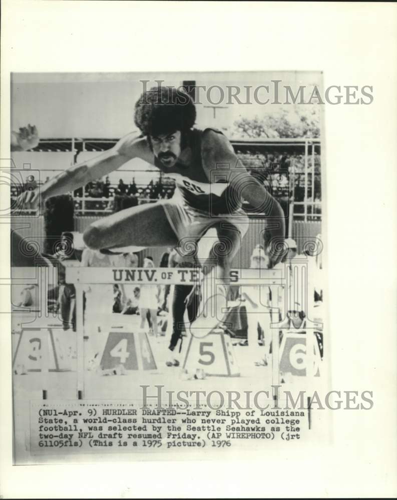 1976 Press Photo Larry Shipp of Louisiana State runs hurdle at a race- Historic Images