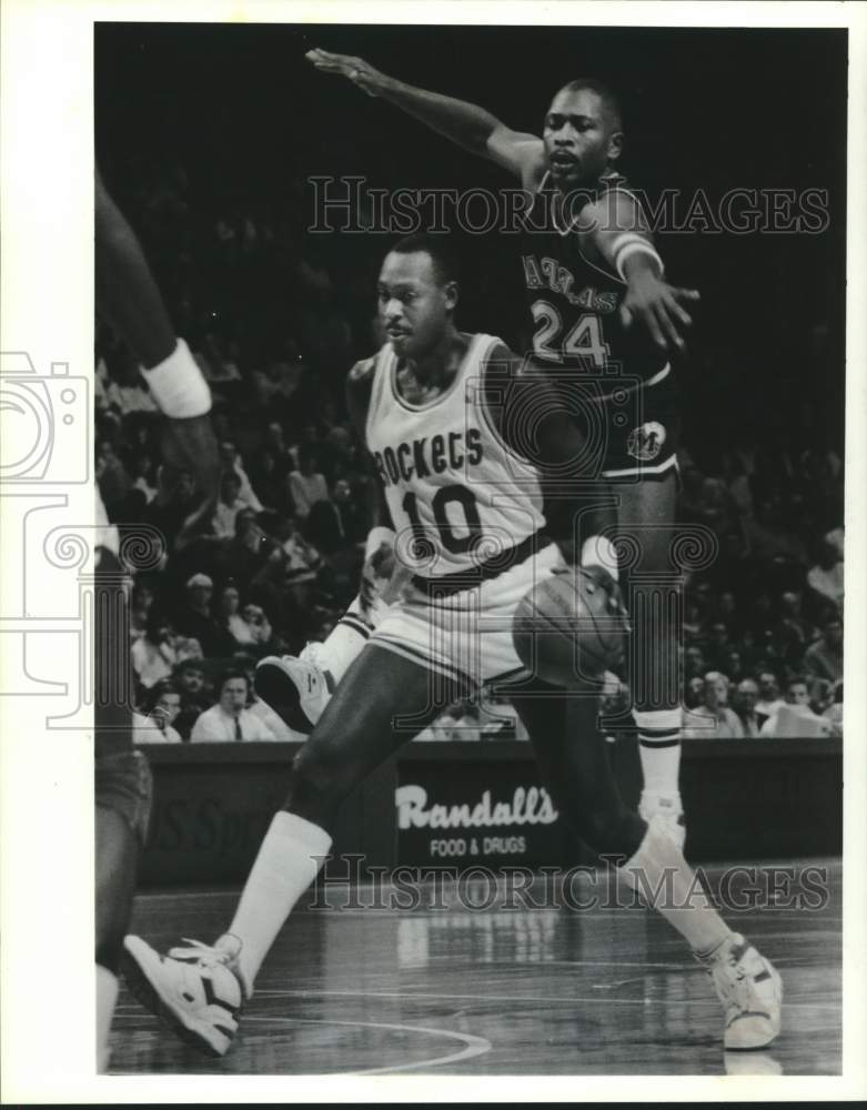 1989 Press Photo Purvis Short cruises by Mark Aguirre during game at The Summit- Historic Images