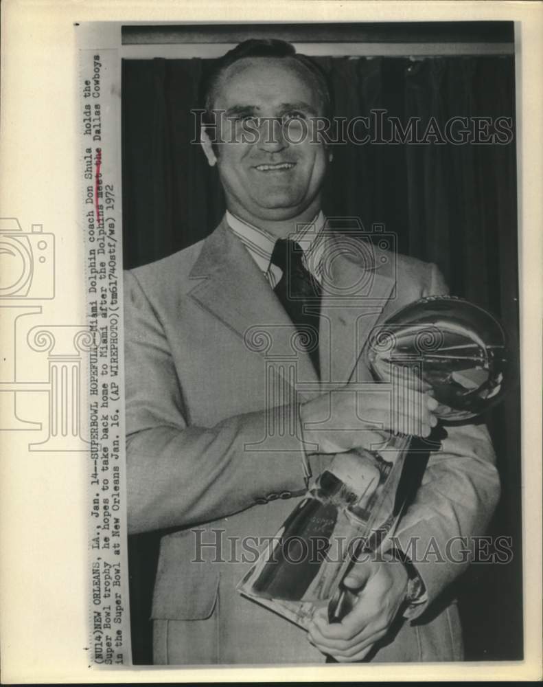 1972 Press Photo Coach Don Shula holds the Super Bowl Trophy in New Orleans- Historic Images