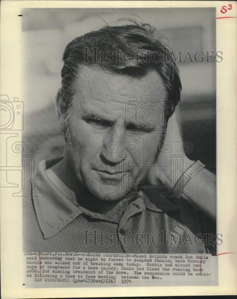 1974 Press Photo Dolphins coach Don Shula ponders suspension of Mercury Morris- Historic Images