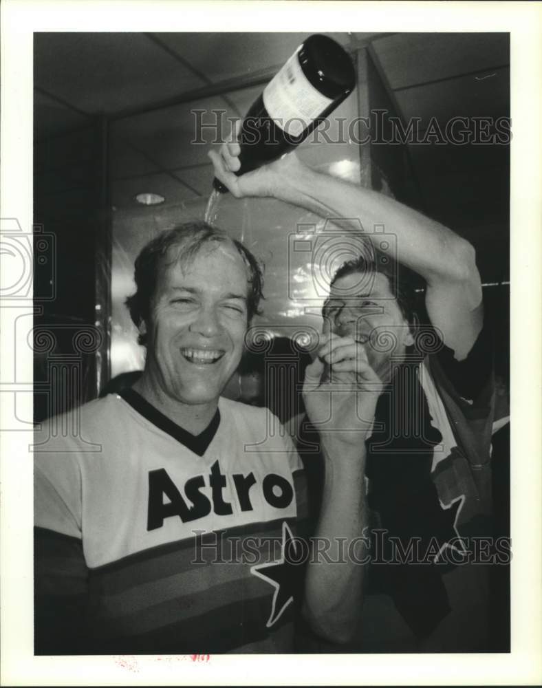 1986 Press Photo Hal Lanier pours champagne over Astros player Mike Scott- Historic Images