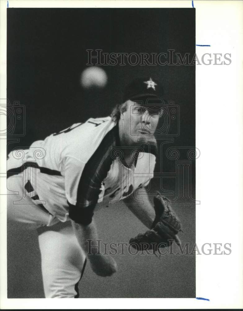 1989 Press Photo Astros player Mike Scott throws a pitch during game - hcs10259- Historic Images